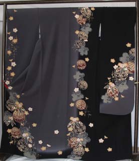 黒とグレーで染め分けされた振袖。女性作家の加山優子さんが創作した昭和をほうふつさせる御殿まり柄の振袖。