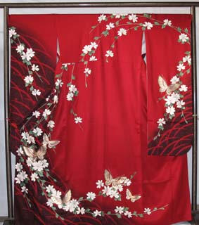 エンジ色にローケツ染めと金銀箔で描かれた蝶の柄がデザインされた現代的な振袖。