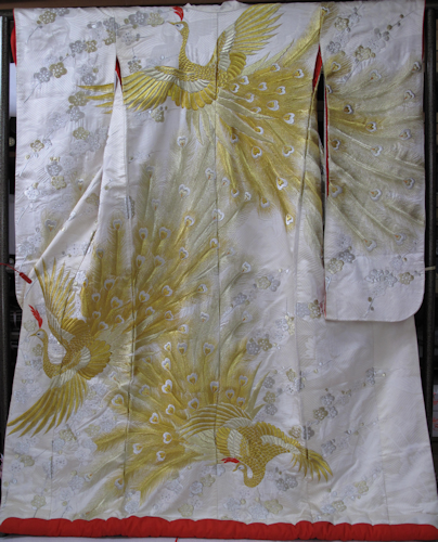 古典的な鳳凰を金糸の刺繍で描いた、クラッシクでありながら豪華さいっぱいの打掛